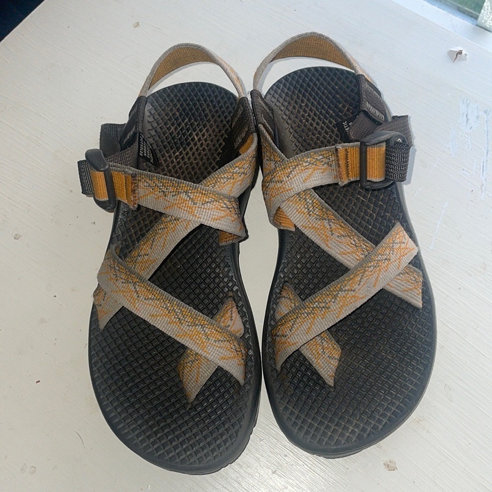 Chacos Women’s Size 6 Gray and Gold Pattern